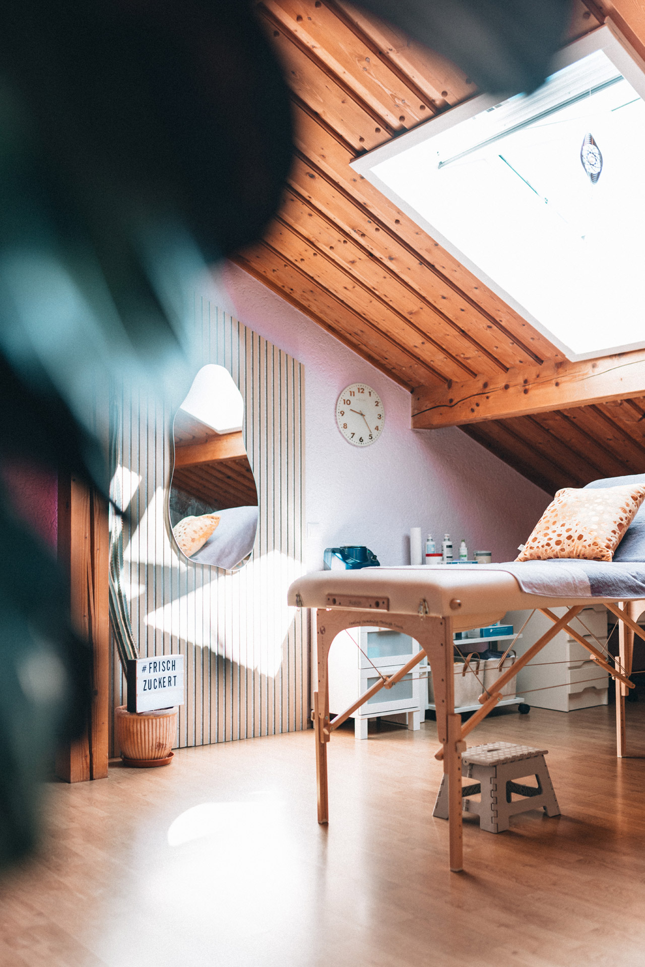 Von Kopf bis Fuß Sugaring Studio Liege mit Dachfenster in Bad Kötzting