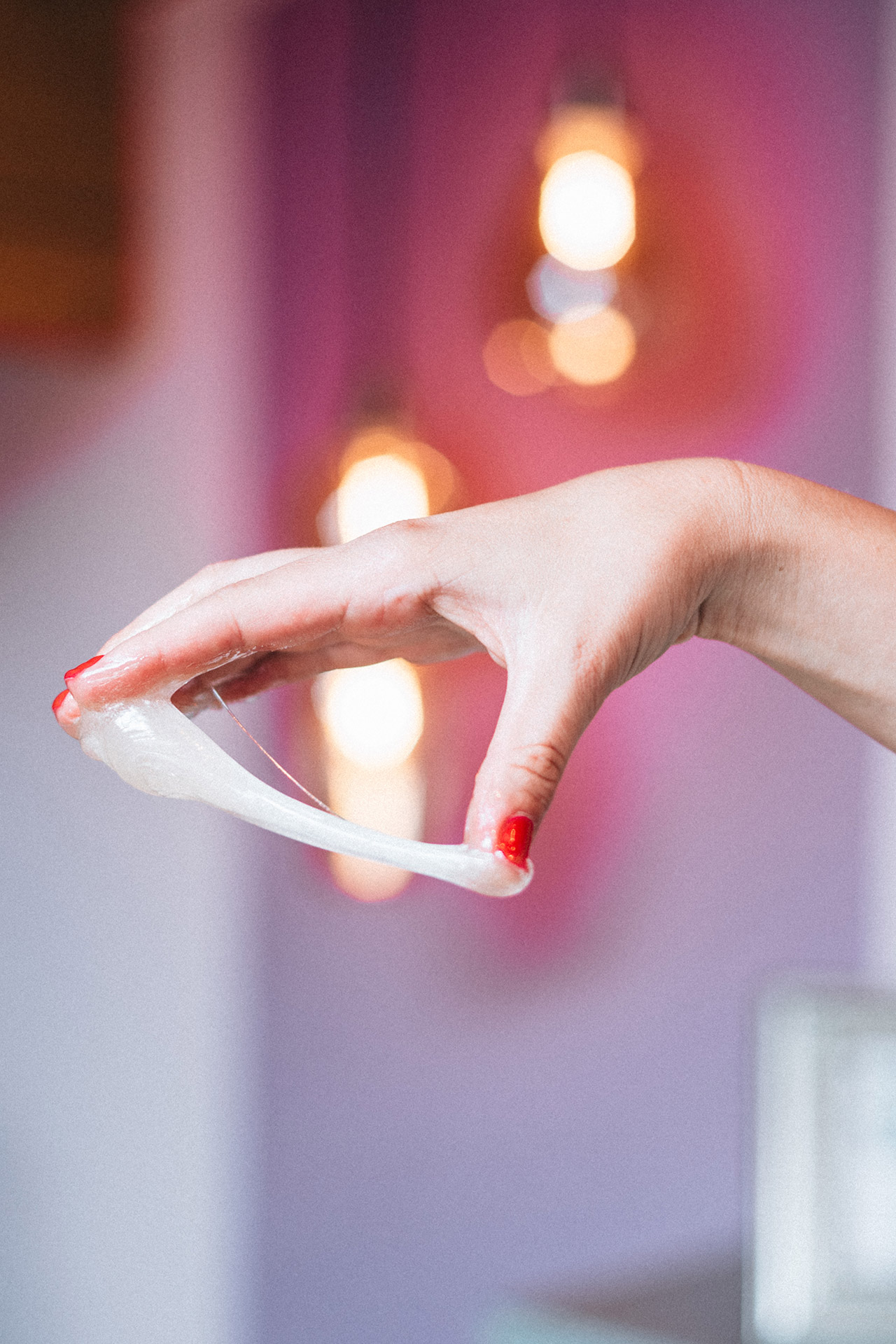 Hand mit Sugaring Paste - Von Kopf bis Fuß Bad Kötzting