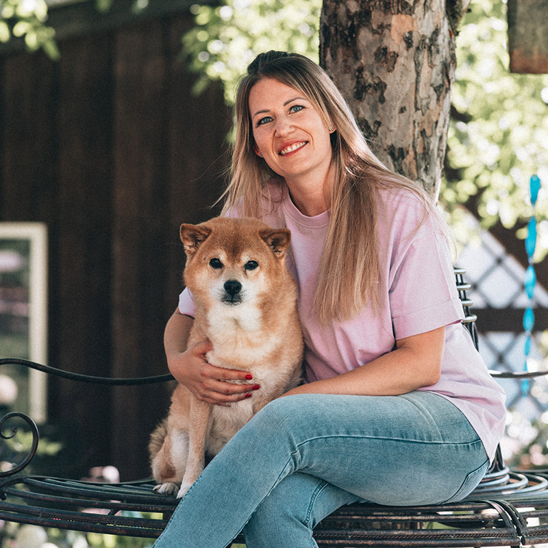 Carolin Olszak mit Hund im Garten - Sugaring Bad Kötzting